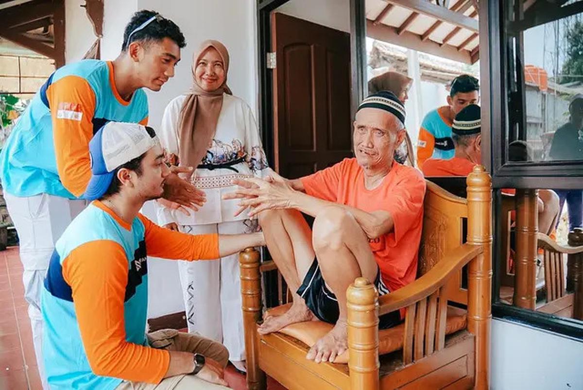 6 Potret Bryan Domani Jadi Relawan di Panti Wreda, Bahagia Berbagi Cerita dengan Lansia