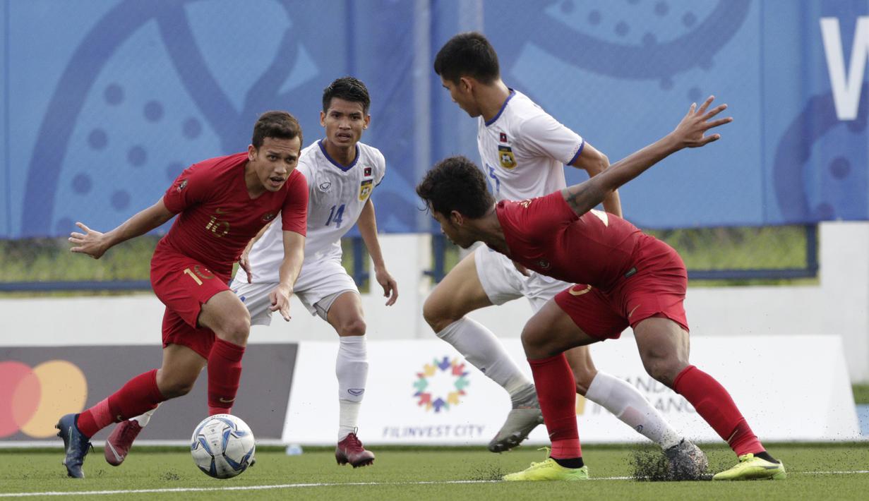 Gelandang Timnas Indonesia U-22, Egy Maulana, mengirim umpan saat melawan Laos U-22 pada laga SEA Games 2019 di Stadion City of Imus Grandstand, Manila, Kamis (5/12). Indonesia menang 4-0 atas Laos. (Bola.com/M Iqbal Ichsan)
