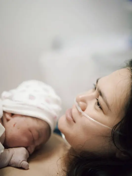 "Assalamualaikum nak!!! Sudah lahir anak baru!! Jam 7.37 dalam keadaan ibu dan anak sehat, Alhamdulillah," tulis Ringgo sambil menandai akun instagram Sabai dan sang dokter yang membantu persalinan.  (Instagram/ringgoagus)