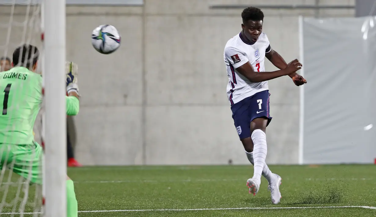 Inggris memperbesar kedudukan lewat Bukayo Saka pada menit ke-40. Umpan apik dari Phil Foden berhasil dituntaskan oleh Saka menjadi gol. The Three Lions unggul 2-0 di babak pertama. (AP/Joan Monfort)