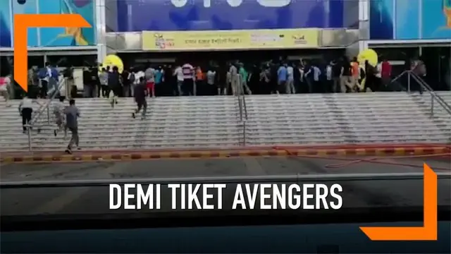 Penggemar film di Dhaka, Bangladesh berlarian berebut tiket Avengers: Endgame saat bioskop baru saja buka. Beberapa bahkan menginap di lokasi agar mendapat tiket.