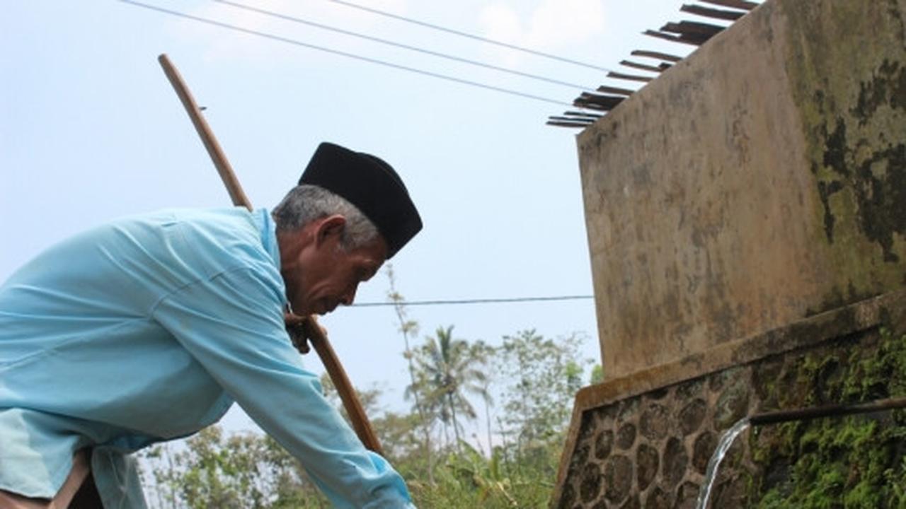 Kekeringan, kakek di Malang rela jalan kaki 2,5 km demi air bersih