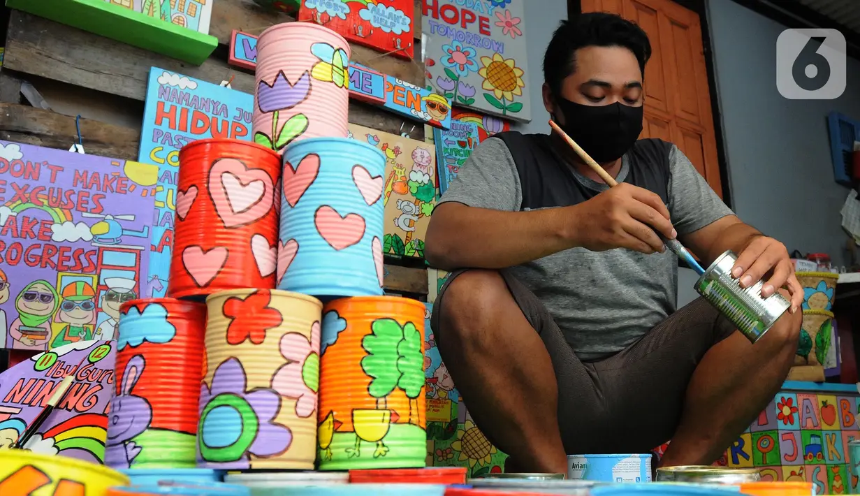Perajin melukis bahan daur ulang untuk dipasarkan secara online di Kaleng Lani  di kawasan Tanah Baru, Depok, Jawa Barat, Rabu (9/3/2022). Kerajinan tangan ini dijual dengan harga antara Rp 25 ribu hingga Rp 250 ribu. (merdeka.com/Arie Basuki)