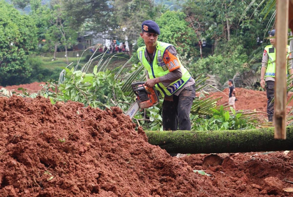 FOTO: Operasi SAR Longsor Majenang Terus Diperkuat, 20 Warga Masih Dalam Pencarian