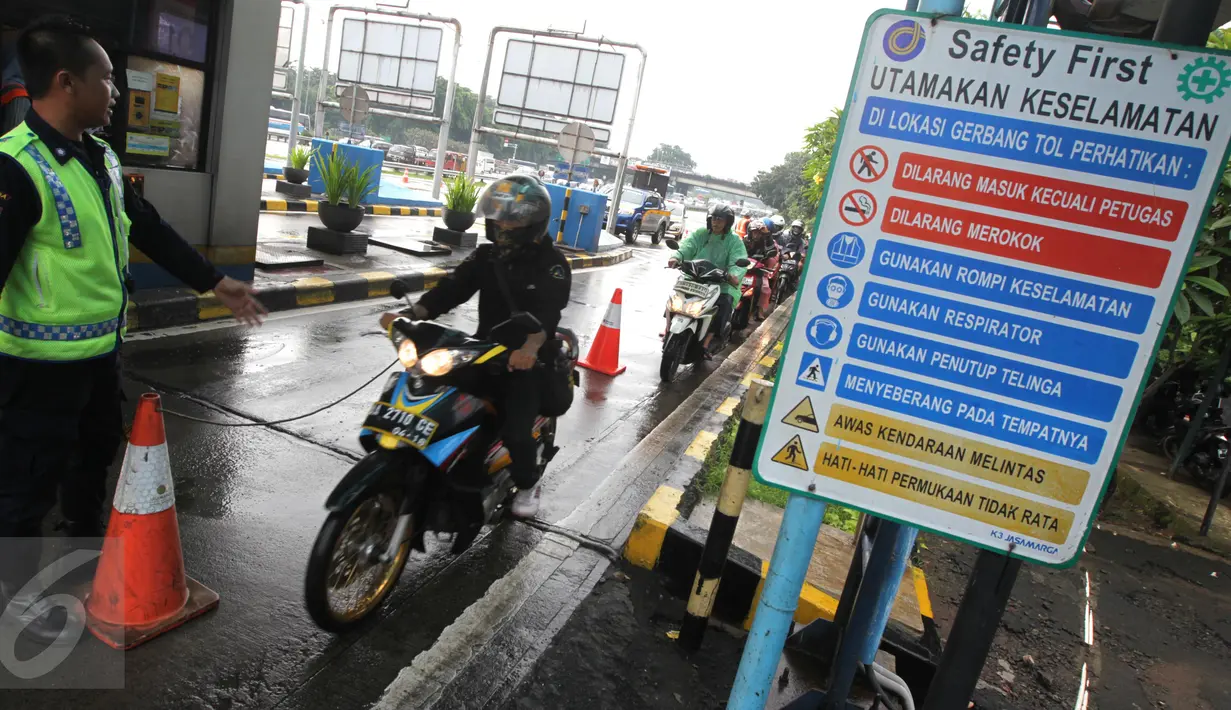 Petugas mengarahkan pengendara sepeda motor masuk menuju tol dalam kota di pintu tol Taman Mini 2, Jakarta, Kamis (21/4). Hujan deras yang mengguyur sejak semalam membuat sejumlah jalan di Ibu Kota tergenang banjir. (Liputan6.com/Angga Yuniar)