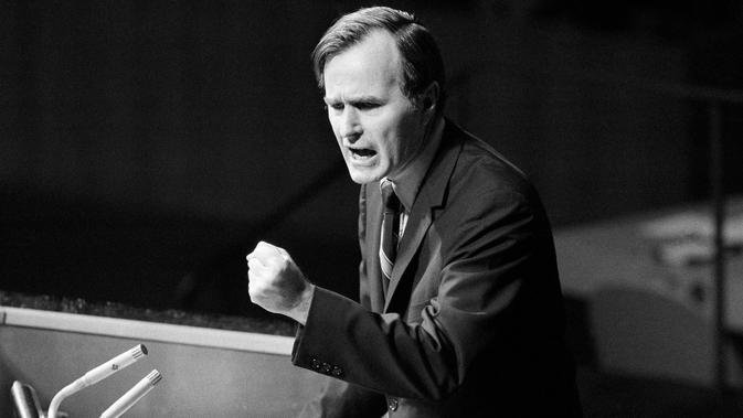 File foto 18 Oktober 1971, George H.W. Bush sebagai Duta Besar Amerika Serikat untuk PBB berbicara selama Sidang Umum PBB. Bush meninggal di usia 94 pada Jumat, 30 November 2018, sekitar delapan bulan setelah kematian istrinya, Barbara Bush. (AP/File)
