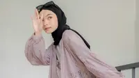 Tampil Chic saat Nongkrong? Ini 6 Ide Outfit Cardigan Biar Makin Modis!