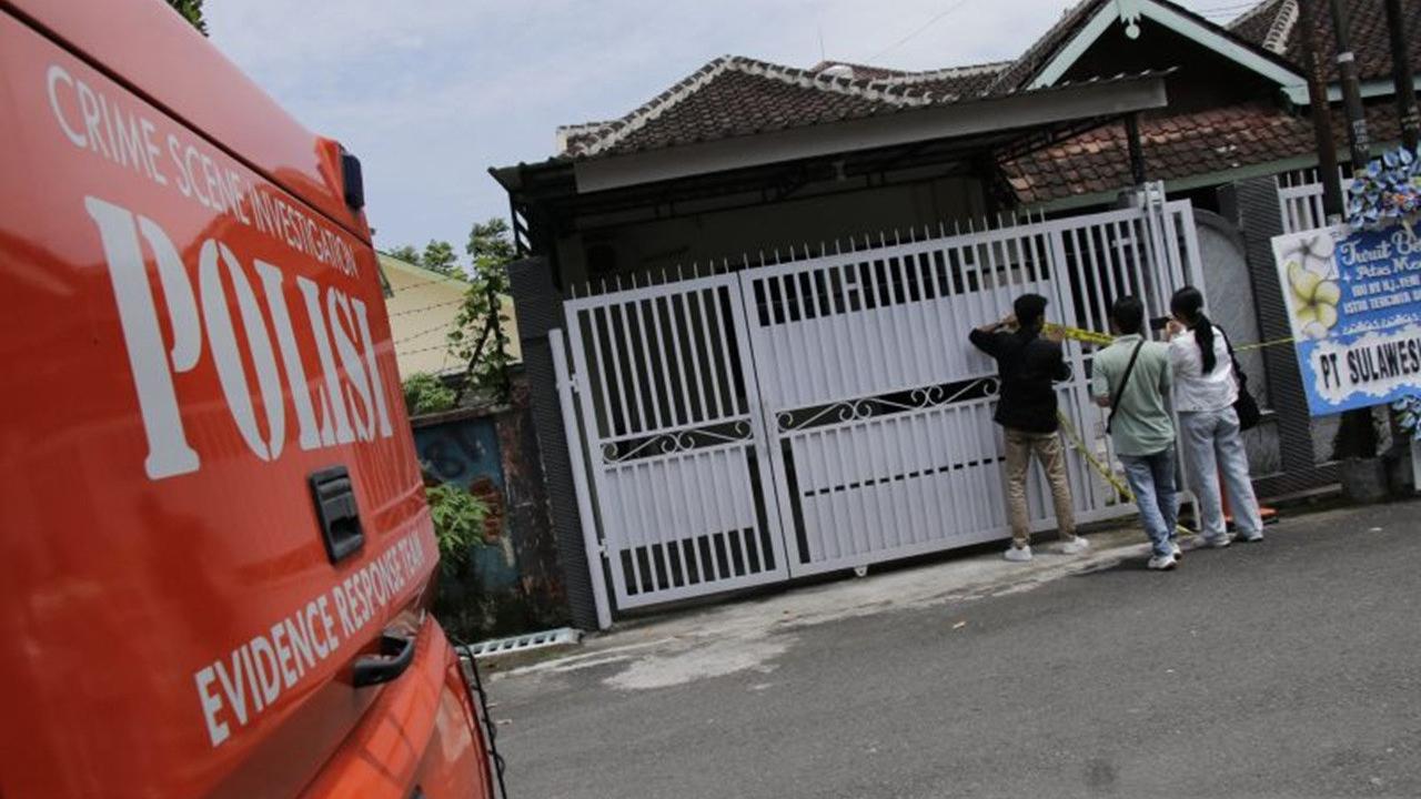 Polisi Datangi TKP Anak Bunuh Ibu Kandung di NTB, Amankan Kasur Sebagai Barang Bukti