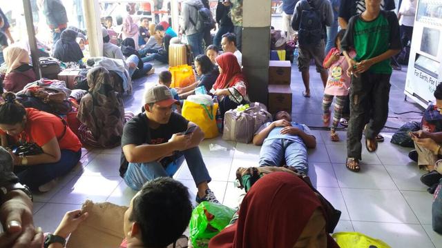 Pemudik di Stasiun Senen, Jakarta Pusat.
