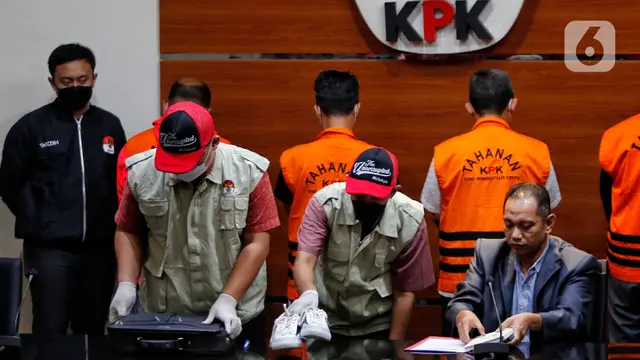 Wakil Ketua KPK Nurul Ghufron (kanan).