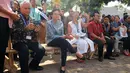 Menteri Keuangan Sri Mulyani saat menonton pertunjukan musik di sela Pertemuan Tahunan IMF-Bank Dunia 2018 di Nusa Dua, Bali, Minggu (14/10). Sri Mulyani menyanyikan lagu berjudul My Way karya Frank Sinatra. (Liputan6.com/Angga Yuniar)