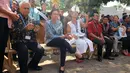 Menteri Keuangan Sri Mulyani saat menonton pertunjukan musik di sela Pertemuan Tahunan IMF-Bank Dunia 2018 di Nusa Dua, Bali, Minggu (14/10). Sri Mulyani menyanyikan lagu berjudul My Way karya Frank Sinatra. (Liputan6.com/Angga Yuniar)