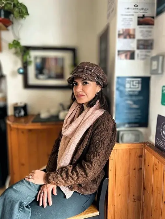 Sementara itu, Najwa Shihab menjadi warga lokal dengan outfit cokelat di Grenada [instagram/najwashihab]