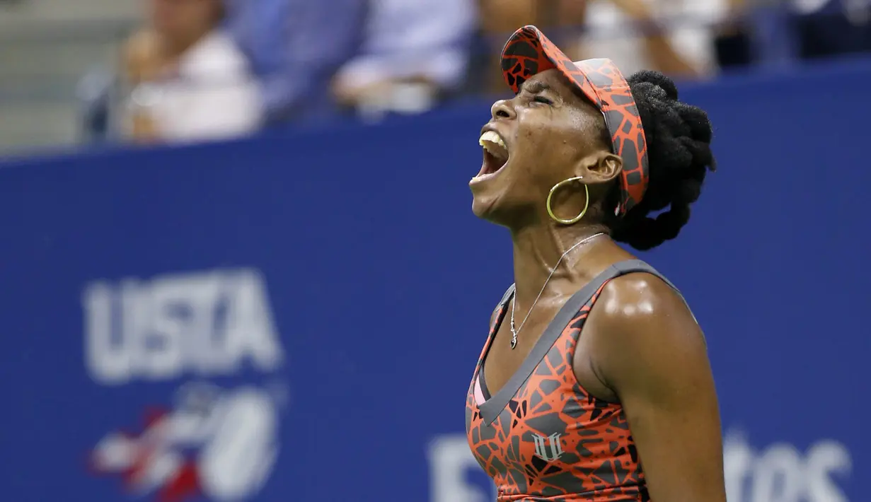 Petenis Amerika Serikat, Venus Williams, melakukan selebrasi usai mengalahkan petenis Ceko, Petra Kvitova, pada turnamen AS Terbuka di New York, Rabu (6/9/2017). Venus Williams menang 6-3, 3-6, 7-6 (7-2) atas Petra Kvitova. (AP/Kathy Willens)