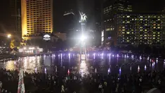 Ribuan warga mulai memadati Bundaran HI untuk merayakan malam pergantian tahun di Jakarta Night Festival, Rabu (31/12/2014). (Liputan6.com/Faizal Fanani)
