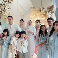 Gaya kompak Nagita Slavina dan Raffi Ahmad pada pengajian 4 bulanan untuk calon buah hati mereka.