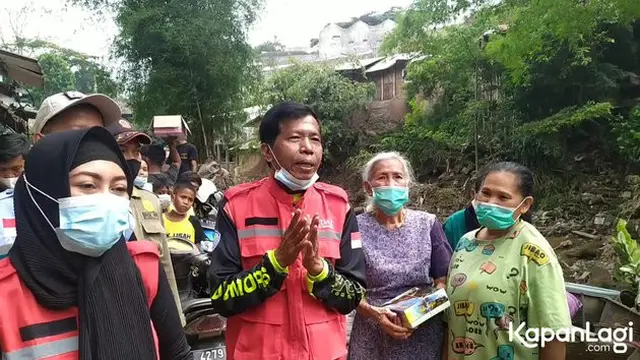 Ajak Istri Baru, Ini 7 Potret Kiwil Beri Bantuan ke Korban Banjir Malang dan Batu