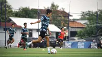 Pemain PSIS Semarang, Septian David Maulana, saat latihan pertama Mahesa Jenar setelah libur Natal dan Tahun Baru. Latihan digelar di Wisesa PSIS Training Ground, Mranggen, Jumat (5/1/2024). (Bola.com/Dok. PSIS Semarang)