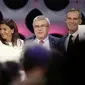 Ketua Komite Olimpiade Internasional (IOC) Thomas Bach (tengah) berpose bersama Walikota Paris Anne Hidalgo (kiri) dan Walikota Los Angeles Eric Garrett di markasa IOC di Lima, Peru (AP)