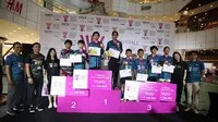 Para juara turnamen bulu tangkis di dalam mall