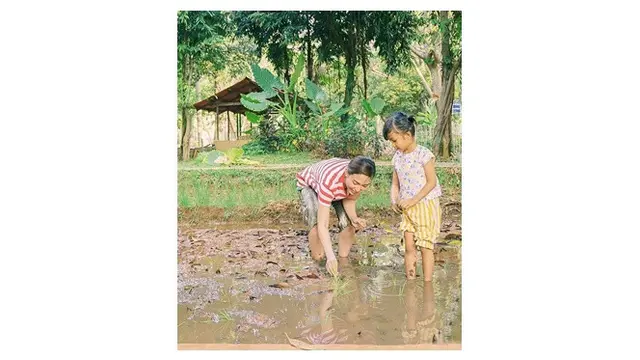 6 Potret Kesederhanaan Ayu Dewi, Ajak Anak Cuci Baju Tanpa Mesin
