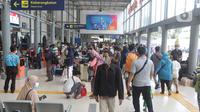 Aktivitas calon penumpang kereta api jarak jauh sambil menanti waktu keberangkatan di Stasiun Pasar Senen, Jakarta, Sabtu (1/5/2021). Calon penumpang KA Jarak Jauh memilih berangkat lebih awal sebelum batas pelarangan mudik lebaran 2021 pada 6 hingga 17 Mei 2021, (Liputan6.com/Helmi Fithriansyah)