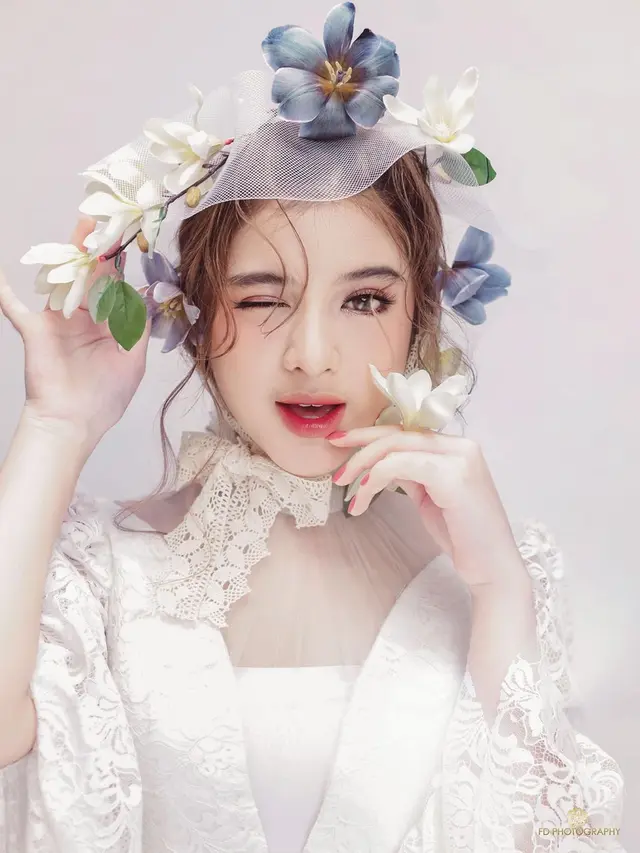 6 Gaya Pemotretan Tiara Idol, Serba Putih Cantik Bak Putri Kerajaan