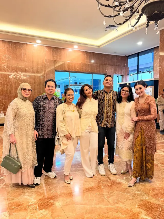 Kompak Berkebaya Nuansa Lembut, Reza Artamevia dan Zahwa Massaid Curi Perhatian di Tedak Siten Anak Aaliyah Massaid