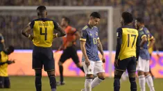 Striker Kolombia, James Rodriguez, tertunduk lesu usai laga lanjutan kualifikasi Piala Dunia 2022 zona CONMEBOL melawan Ekuador di Rodrigo Paz Delgado Stadium, Quito, Ekuador, Rabu (18/11/2020) pagi WIB. Kolombia kalah 1-6 dari Ekuador. (AFP/Rodrigo Buendia/Pool)