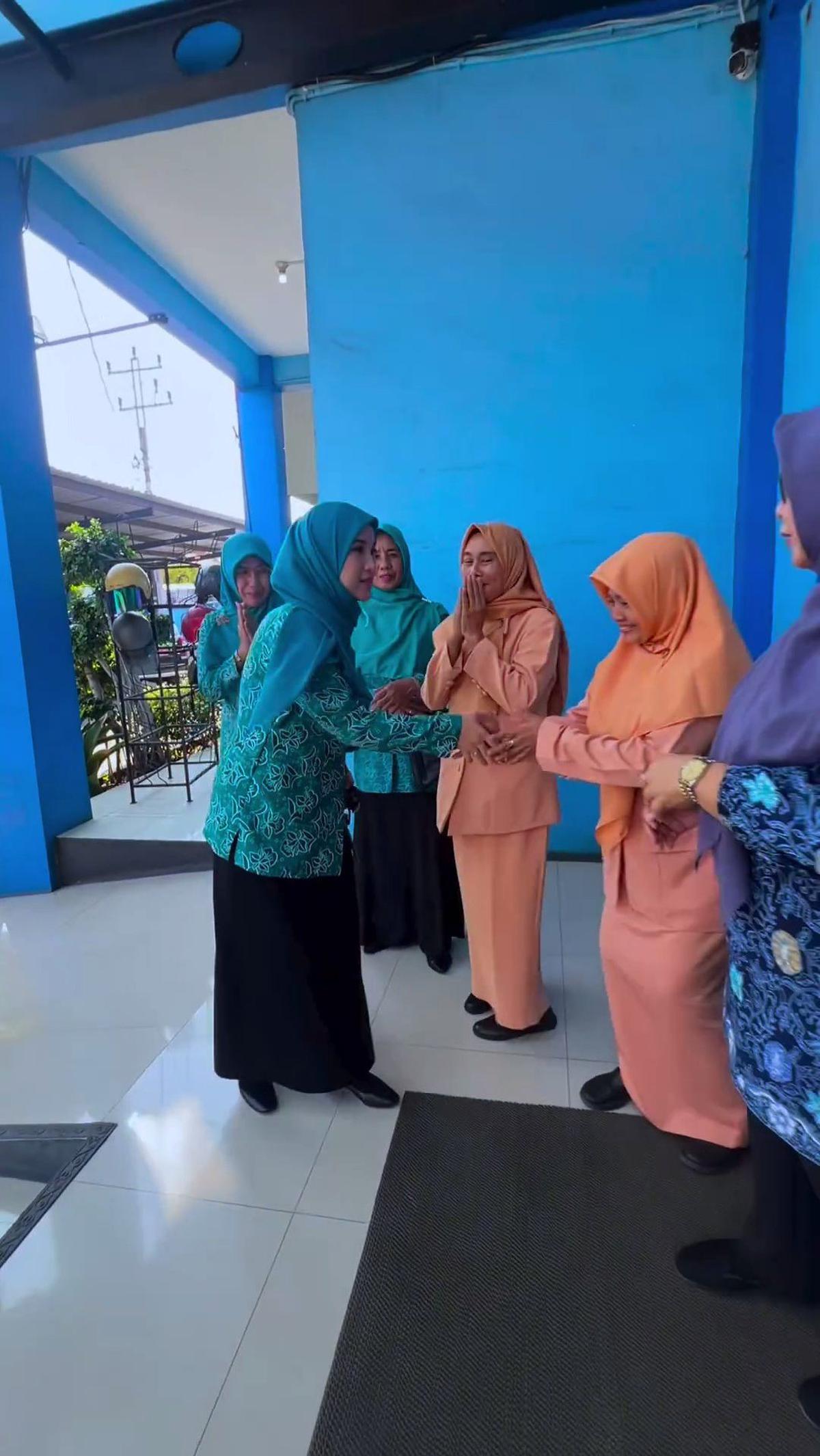 Pukul 08.10 pagi, Chacha Frederica kembali ke Kendal untuk melanjutkan kegiatan sebagai Ketua Tim Penggerak PKK Kabupaten Kendal.
