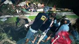 Tim penyelamat dan sukrelawan mengevakuasi korban jatuhnya sebuah bus ke jurang di selatan Manila, Filipina, Selasa (20/3). Bus hilang kendali saat melintas di jalan pegunungan sehingga masuk jurang sedalam 15 meter. (PDRRMO, Mindoro Occidental via AP)