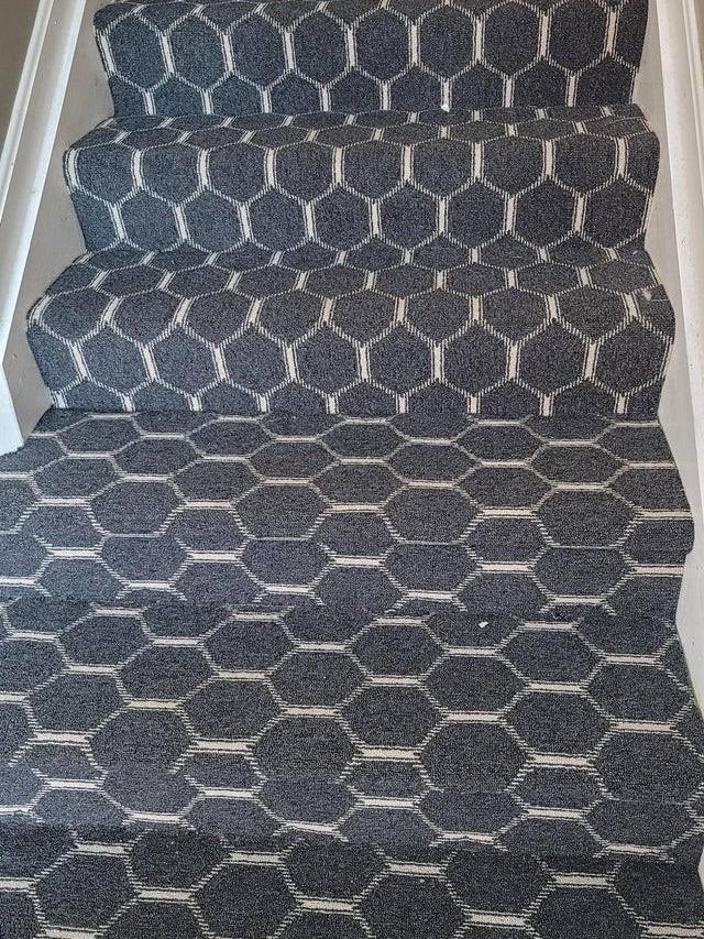 6 Ilusi Optik di Tangga Ini Bikin Pusing Lihatnya, Coba Deh