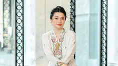Kebaya yang dipilih Amanda memiliki sentuhan desain yang sederhana namun elegan, dengan warna cerah lembut yang menambah kesan anggun. Potongan kebaya yang pas di tubuhnya dipadukan sempurna dengan kain batik berwarna coklat, menciptakan harmoni antara tradisi dan keanggunan kontemporer. Tidak hanya itu, riasan wajah Amanda yang natural serta tatanan rambutnya yang simpel namun tertata rapi semakin melengkapi penampilannya yang mempesona. (Liputan6.com/IG/@amandarigby6)