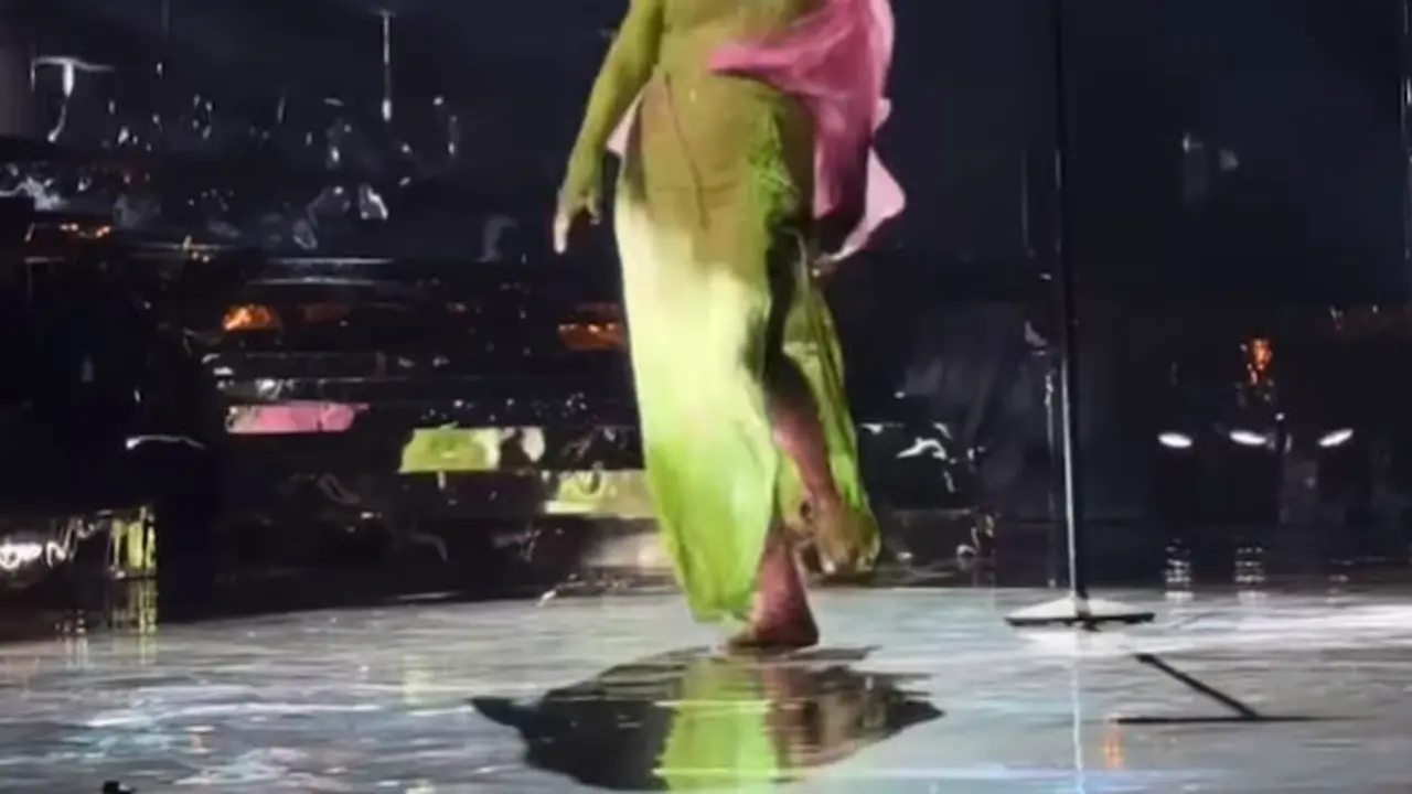 Gaya Rihanna Manggung di Pernikahan Miliarder India dengan Gaun Transparan dan Kaki Nyeker