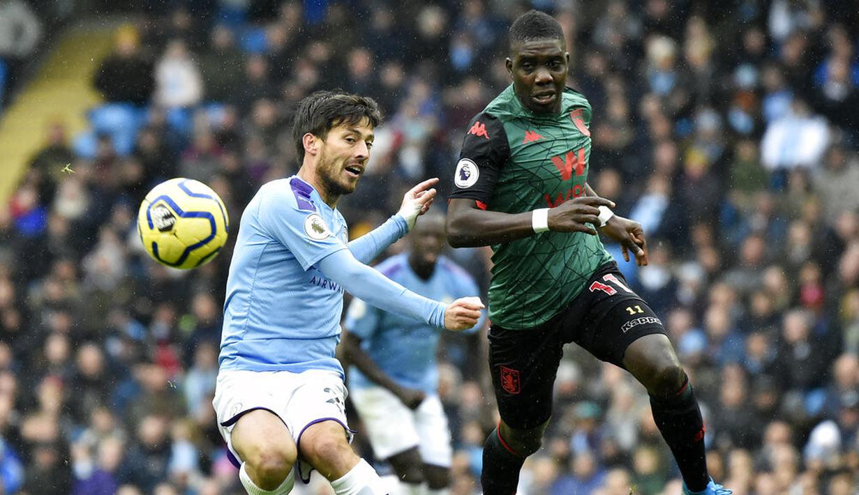 Gelandang Manchester City, David Silva, menendang  bola ke gawang Aston Villa pada laga Premier League 2019 di Stadion Etihad, Sabtu (26/10). Manchester City menang 3-0 atas Aston Villa. (AP/Rui Vieira)