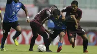 Gelandang PSM Makassar, M Arfan dan Guy Junior berebut bola dengan pemain Home United, Muhammad Hami Syahin, pada laga Piala AFC 2019 di Stadion Pakansari, Jawa Barat, Selasa (30/4). PSM menang 3-2 atas Home United. (Bola.com/Yoppy Renato)