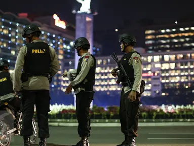 Sejumlah petugas bersenjata lengkap berjaga-jaga dikawasan Bunderan HI, Jakarta, Selasa (6/7). Perketat pengamana tersebut dilakukan untuk mengantisipasi pasca bom bunuh diri di halaman Mapolres Solo.(Liputan6.com/Faizal Fanani)