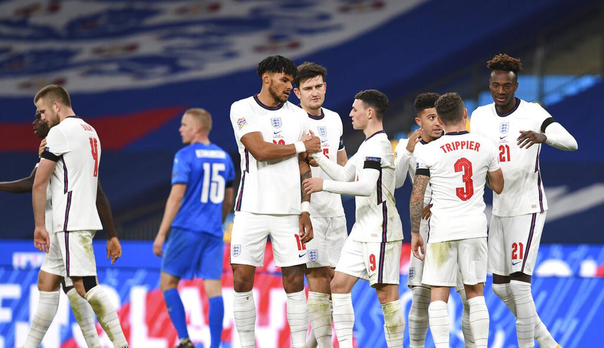 Para pemain Inggris merayakan gol yang dicetak oleh Phil Foden ke gawang Islandia pada laga UEFA Nations League di Stadion Wembley, Kamis (19/11/2020). Inggris menang dengan skor 4-0. (Neil Hall/Pool via AP)