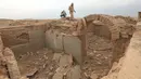 Anggota militer Irak berjalan di antara reruntuhan bangunan di situs kuno Nimrud. selatan Mosul, Irak, (16/11). Situs kuno yang berdiri kurang lebih 3.000 tahun lalu itu kini hancur oleh militan ISIS. (REUTERS/Ari Jalal)