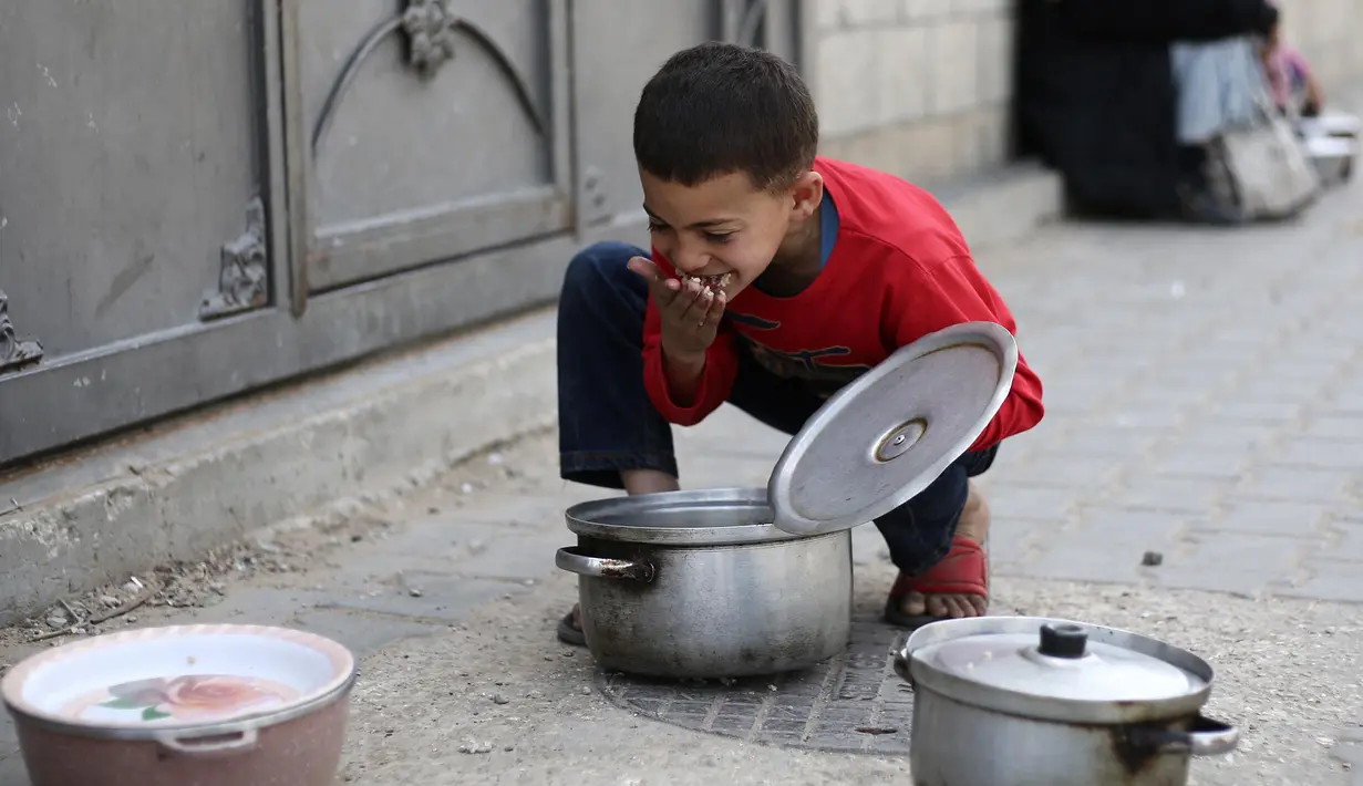 Sebelumnya, kantor media otoritas Jalur Gaza mengutuk keputusan Israel yang melarang masuknya bantuan kemanusiaan dan bahan bakar minyak. (Eyad BABA/AFP)