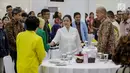 Menko PMK Puan Maharani (tengah) saat menghadiri penandatanganan beasiswa Teladan Tanoto Foundation di Kantor Kemenko PMK di Jakarta, Selasa (5/3). Puan memberi motivasi kepada 150 mahasiswa penerima program tersebut. (Liputan6.com/Faizal Fanani)