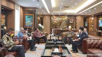 Menko Perekonomian Airlangga Hartarto menerima kunjungan Member of Board of Directors Japan Overseas Infrastructure Investment Corporation for Transport and Urban Development (JOIN) Takuma Hatano, Kamis (21/7/2022). (Dok ekon.go.id)