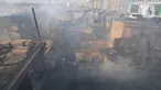 Petugas pemadam kebakaran melakukan pendinginan kawasan pemukiman padat penduduk yang terbakar di kawasan Manggarai, Jakarta, Selasa (13/8/2024). (merdeka.com/Imam Buhori)