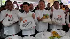 Mendag Rachmat Gobel (kiri) bersama Menpan RB, Yuddy Chrisnandi (kedua kiri) dan pemilik Artha Graha Group Tomy Winata (kedua kanan) menunjukan paket sembako saat program pasar murah di Jakarta, Senin (29/6/2015). (Liputan6.com/Johan Tallo)