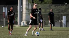 Pemain Timnas Indonesia, Isa Guusje Warps melakukan latihan jelang laga Kualifikasi Piala Asia 2026 yang berlangsung di lapangan latih Jakarta International Stadium (JIS), Jakrata Utara, Jumat (20/06/2025). (Bola.com/Bagaskara Lazuardi)