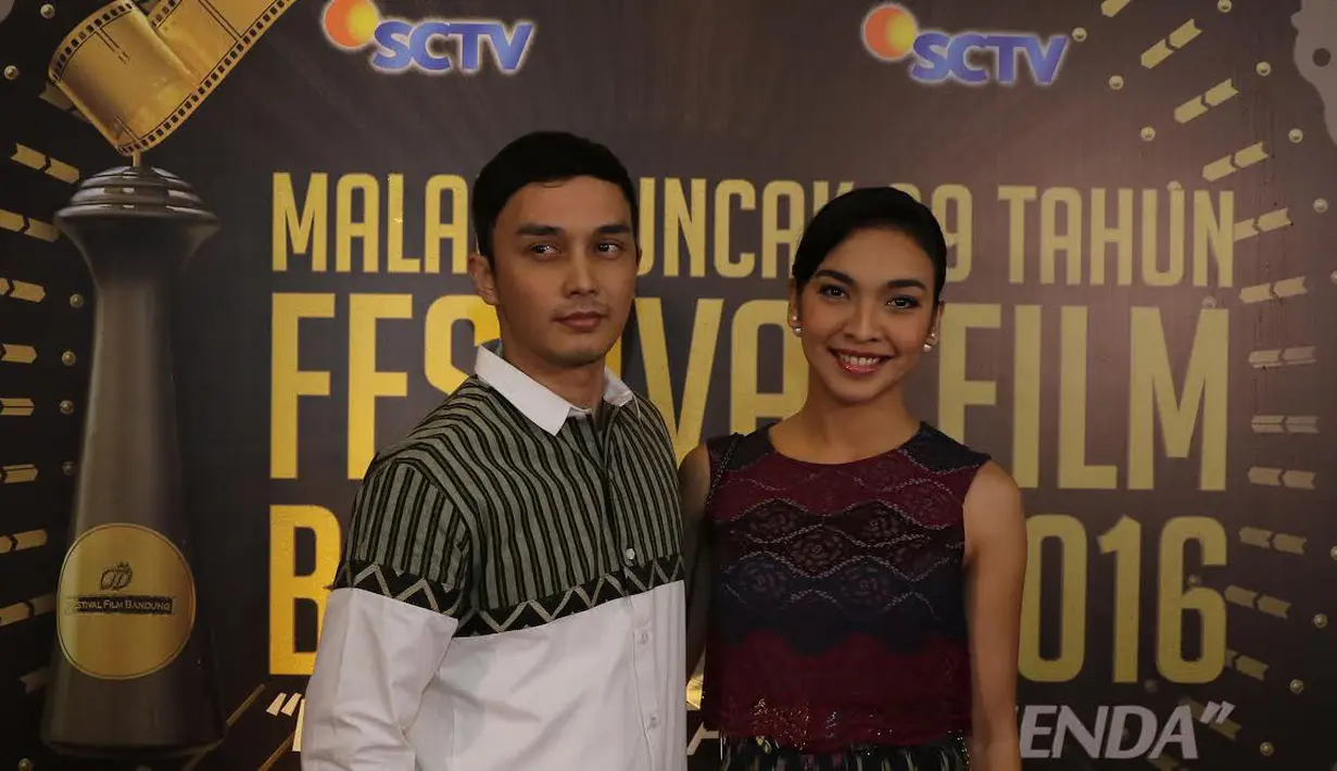 Pasangan selebritis Tika Bravani dan Dimas Aditya ketika berpose di red carpet Festival Film Bandung (FFB) 2016 di kawasan Monumen Perjuangan Rakyat Jawa Barat, Jawa Barat, Sabtu (24/9). (Liputan6.com/Herman Zakharia)