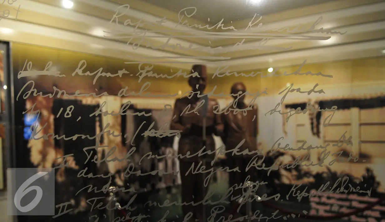 Tulisan tangan Soekarno dipajang di Museum Arsip Nasional RI, Jakarta, Rabu (22/7/2015). Museum ini menyimpan ribuan arsip dari era tahun 1600 tentang sejarah negara Indonesia. (Liputan6.com/Herman Zakharia) 