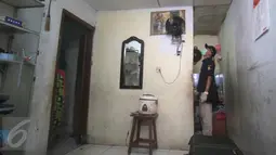 Polisi menggeledah rumah MA, terduga teroris Thamrin di Kampung Sanggrahan RT 02 RW 03, Kembangan, Jakbar, Jumat (15/1/2016). Polisi juga menggeledah rumah DI pelaku bom bunuh diri yang tidak jauh dari lokasi tempat tinggal MA. (Liputan6.com/Angga Yuniar)
