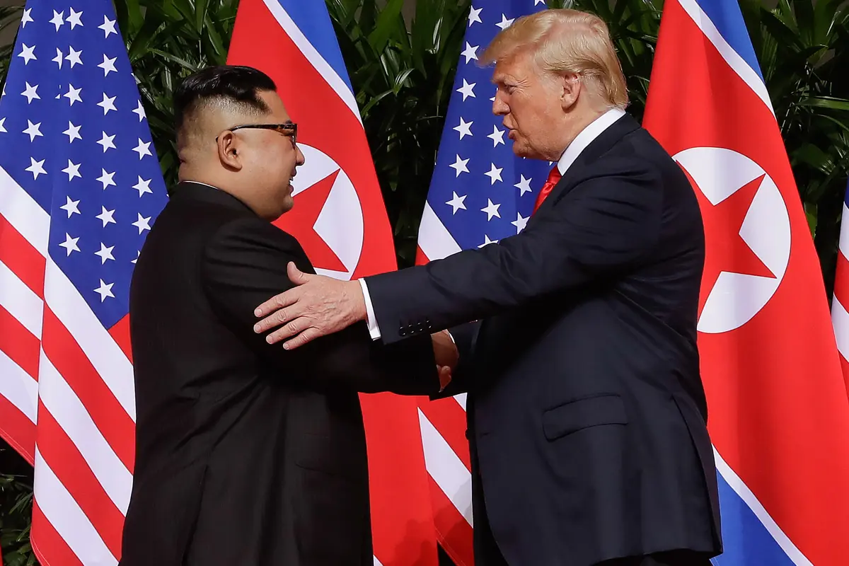 Jabat Tangan Perdana Trump dan Kim Jong-un