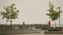 Wisatawan berswafoto di pelabuhan yang diselimuti kabut asap tebal, Vancouver, British Columbia, Kanada, 13 September 2020. Kabut asap kebakaran hutan AS yang terus tertiup ke Vancouver menyebabkan kota tersebut masuk dalam lima kota dengan kualitas udara terburuk di dunia. (Xinhua/Liang Sen)